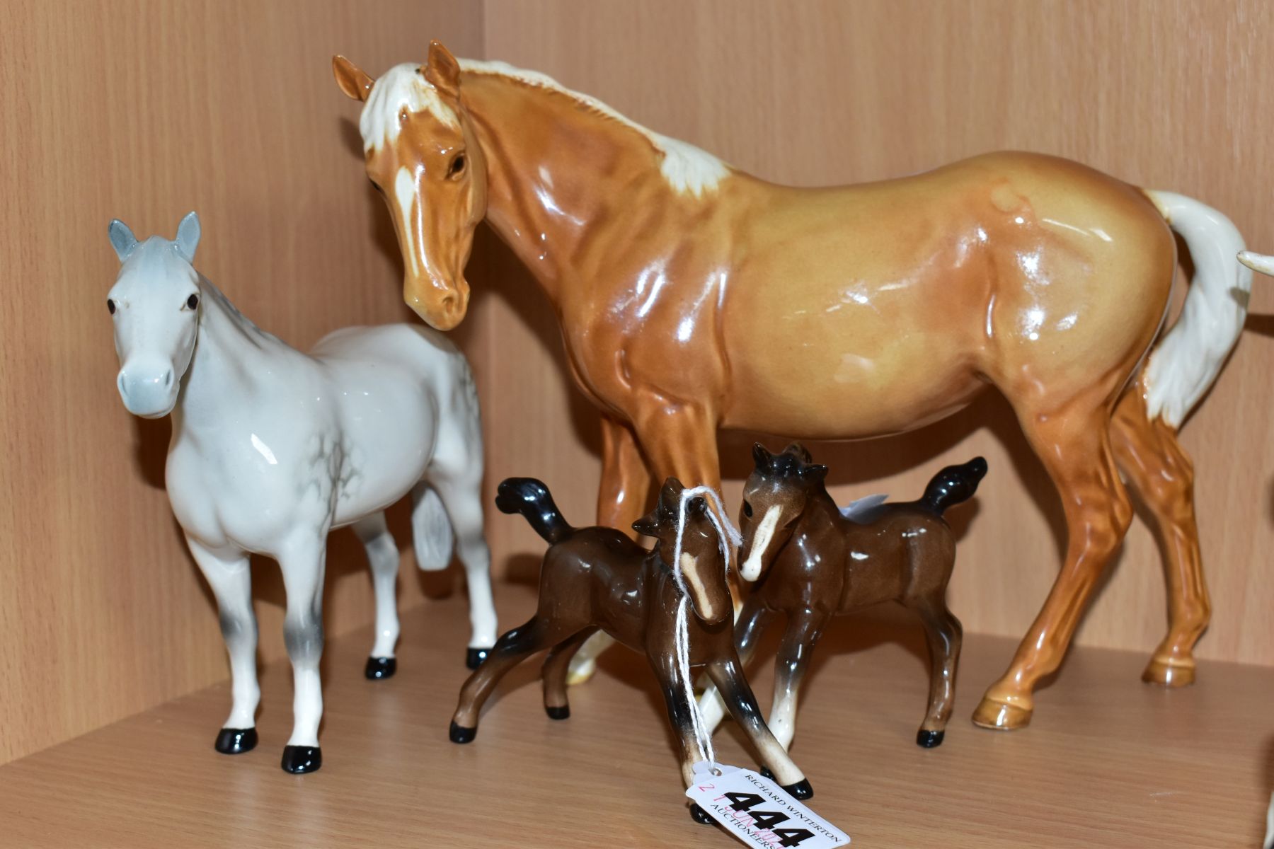 FOUR BESWICK HORSES/FOALS comprising Foal No 815, brown gloss Mare (facing left) No 976, Palomino - Image 3 of 4