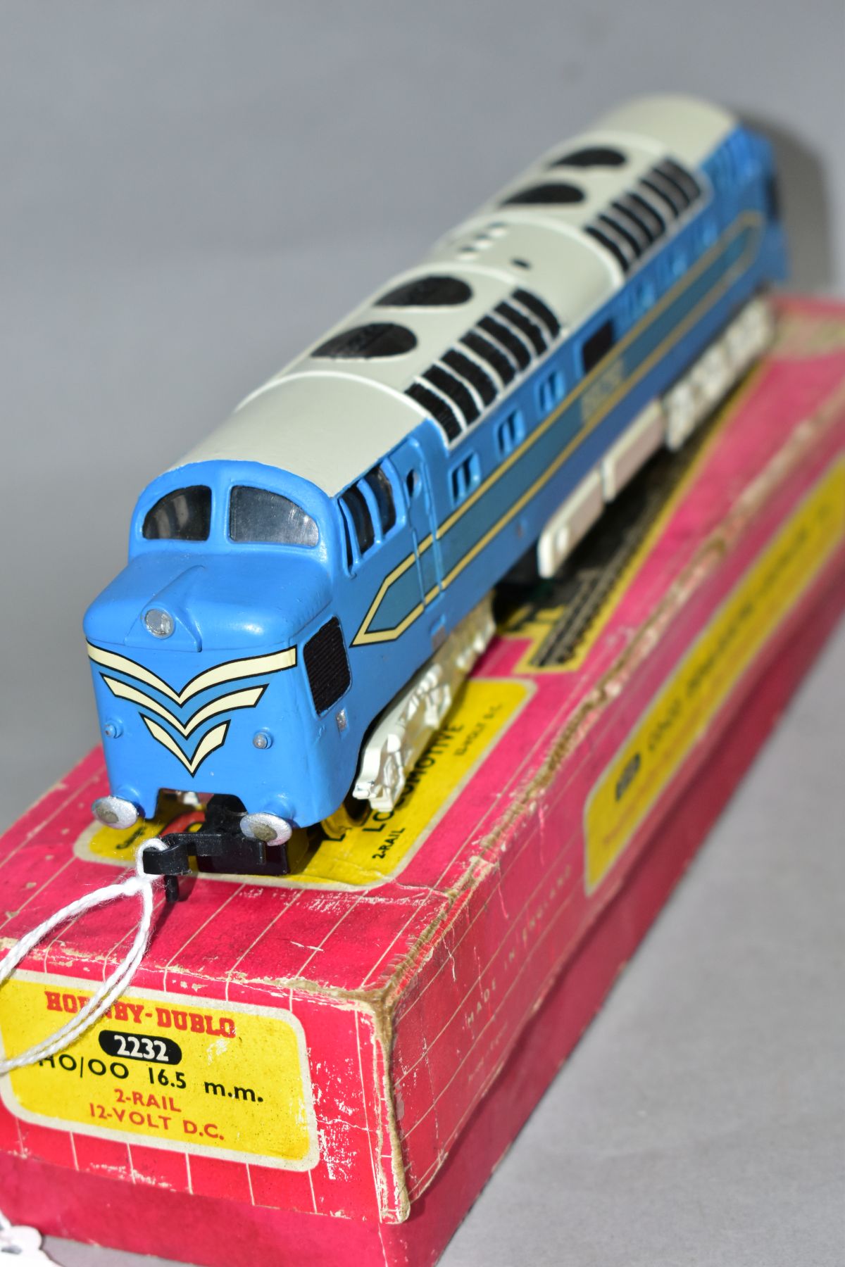 A BOXED HORNBY DUBLO CLASS 55 DELTIC LOCOMOTIVE, has been modified and repainted to represent the - Image 2 of 3