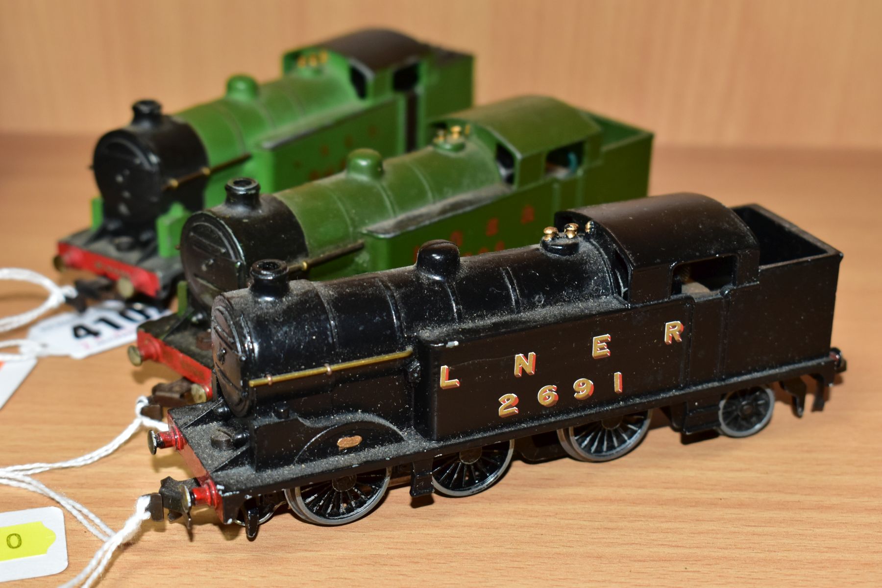 THREE UNBOXED HORNBY DUBLO CLASS N2 TANK LOCOMOTIVES, No. 2691, L.N.E.R black livery, No. 9499 (with - Image 4 of 4