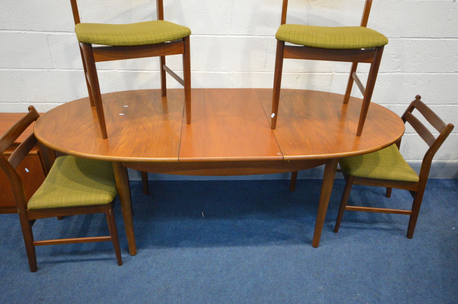 A MID 20TH CENTURY TEAK OVAL EXTENDING DINING TABLE, open length 198cm x closed length 152cm x depth - Image 3 of 4