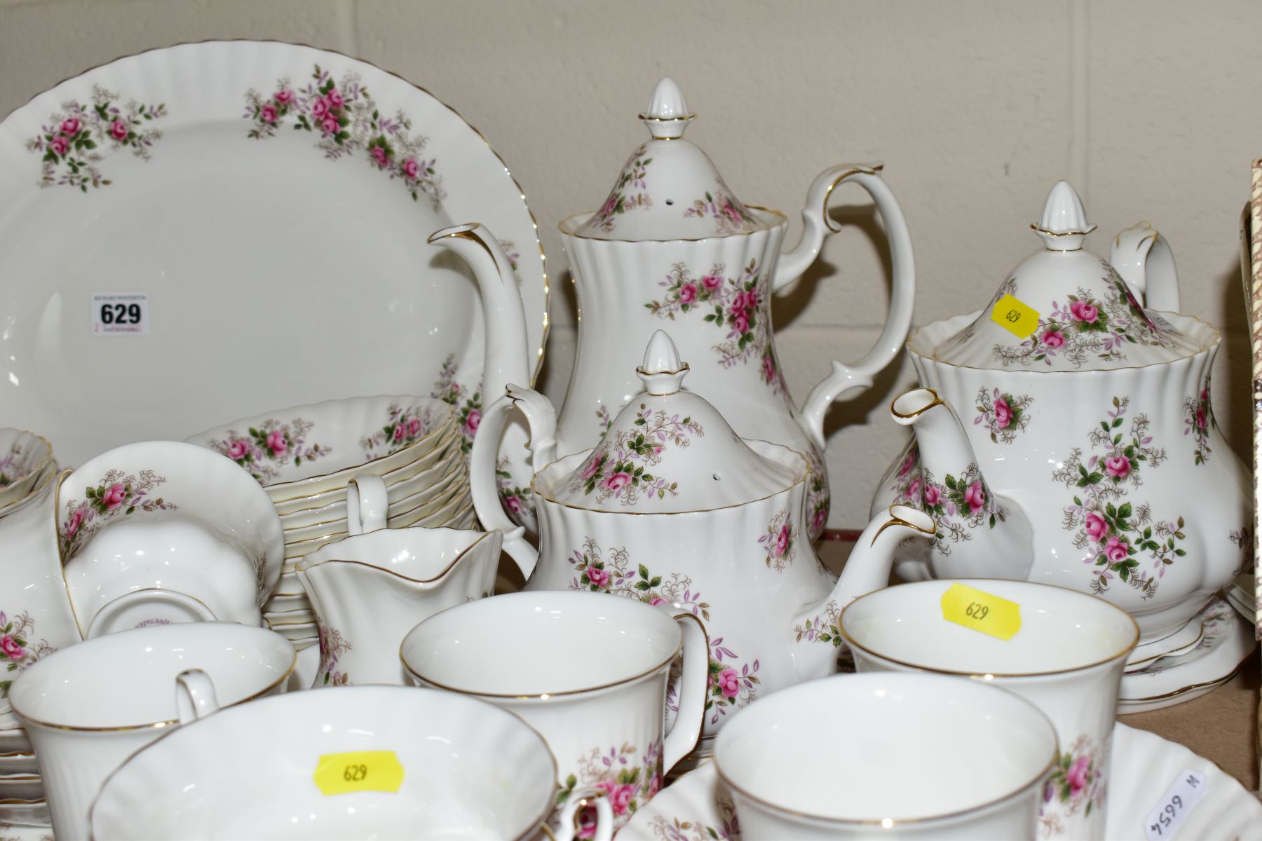 ROYAL ALBERT 'LAVENDER ROSE' PATTERN DINNER, TEA AND COFFEE SERVICE, oval platter (seconds), twin - Image 11 of 14