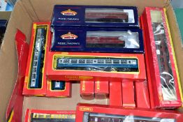 A QUANTITY OF BOXED 00 GAUGE COACHING STOCK, assorted L.M.S., G.W.R. and B.R. designs, Hornby and