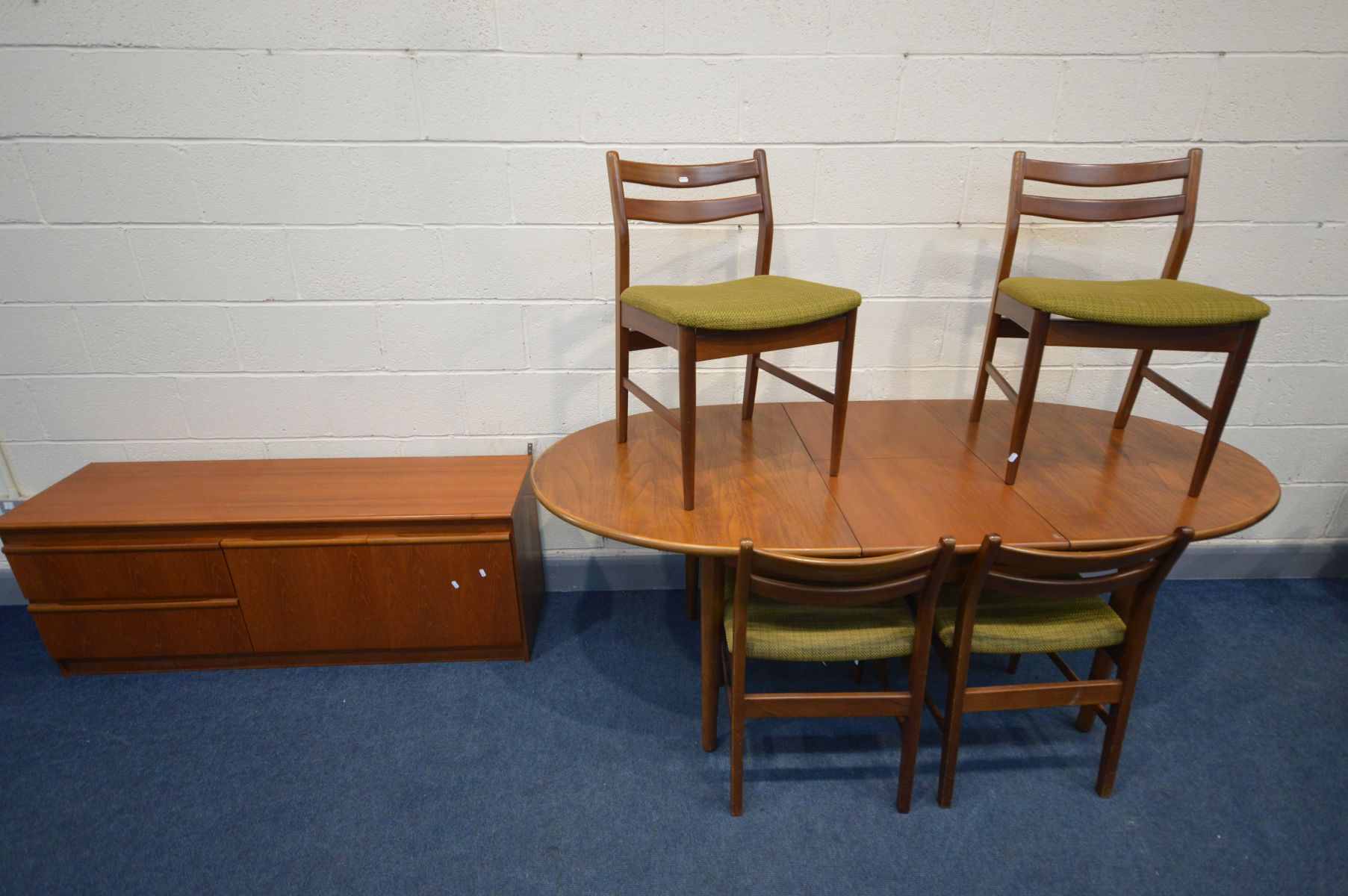 A MID 20TH CENTURY TEAK OVAL EXTENDING DINING TABLE, open length 198cm x closed length 152cm x depth