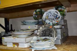 A COLLECTION OF APPROXIMATELY THIRTY ONE BOXED AND LOOSE COLLECTORS PLATES, ETC, approximately