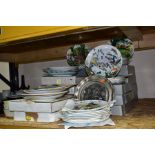 A COLLECTION OF APPROXIMATELY THIRTY ONE BOXED AND LOOSE COLLECTORS PLATES, ETC, approximately