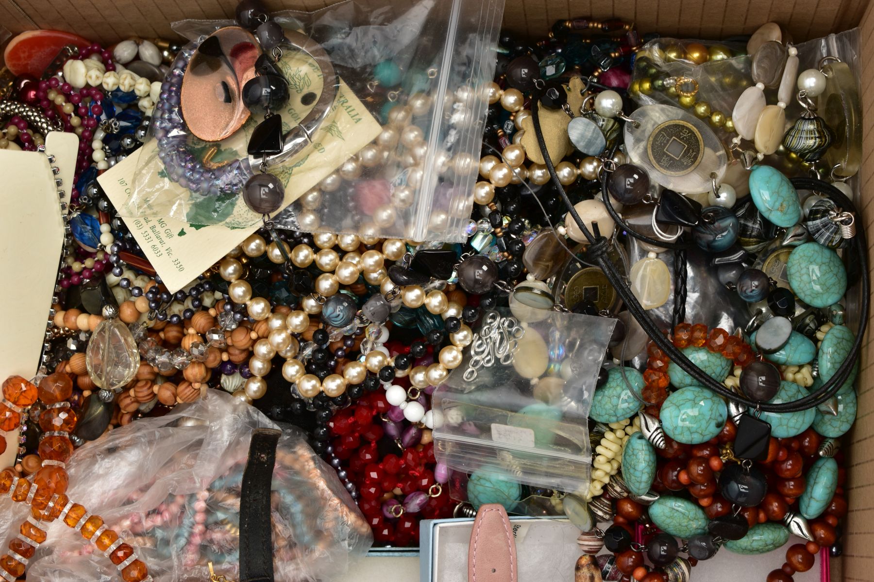 A BOX OF ASSORTED COSTUME JEWELLERY AND ITEMS, to include a boxed 'Sarah Coventry' yellow metal - Image 5 of 7