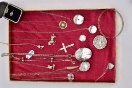 A TRAY OF ASSORTED SILVER AND WHITE METAL JEWELLERY, to include a late Victorian silver embossed