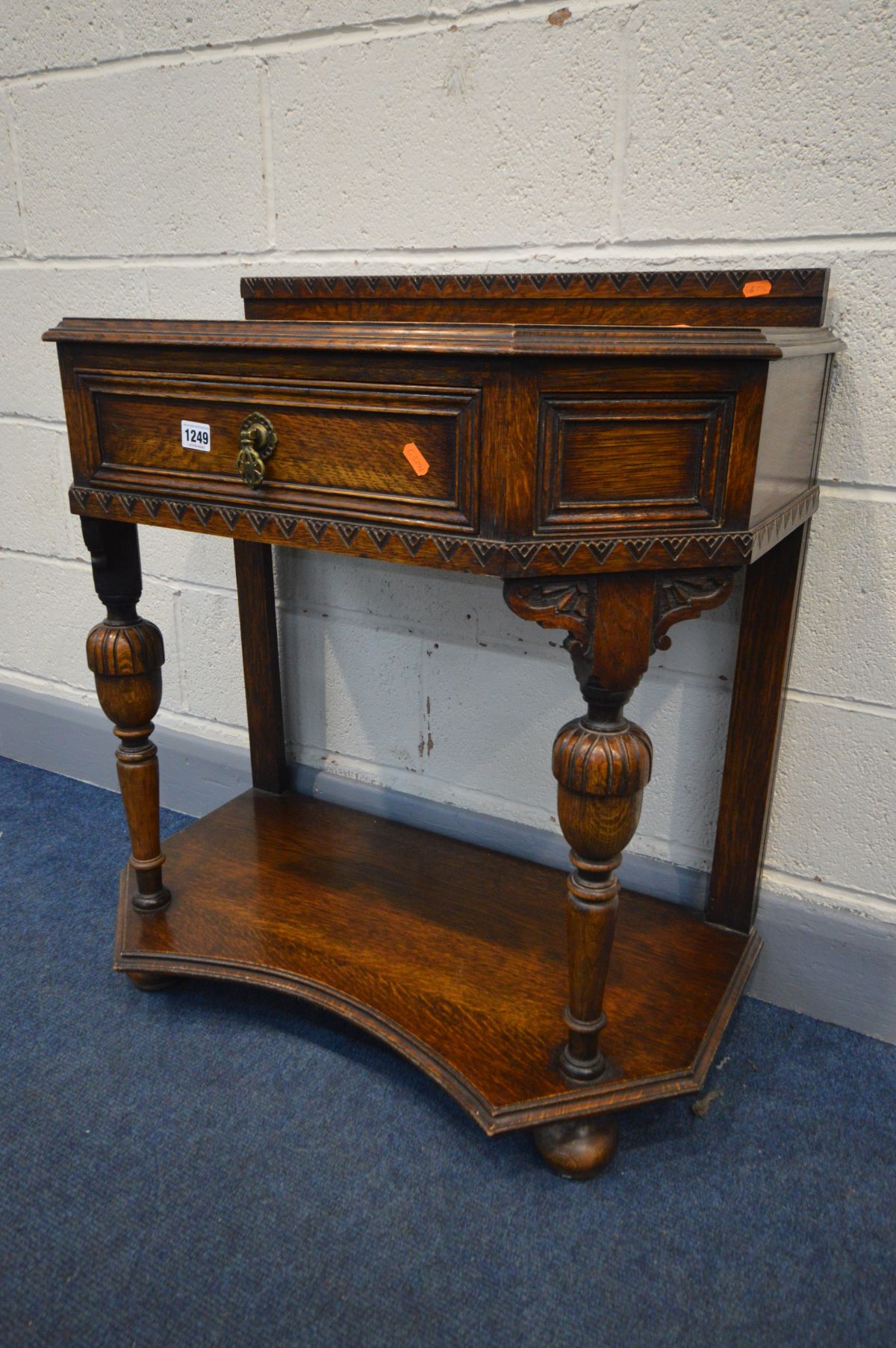 AN OAK SIDE TABLE with a raised back, canted front corners and a single frieze drawer, on acorn - Image 3 of 3