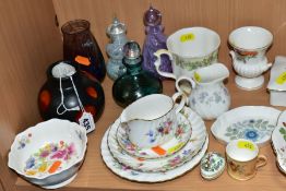 A GROUP OF CERAMICS AND GLASS GIFTWARES, ETC, to include a Poole Pottery Living Glaze bulbous