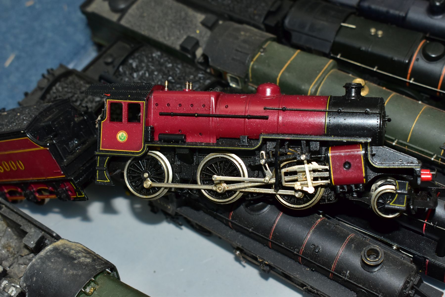 A QUANTITY OF UNBOXED AND ASSORTED 00 GAUGE LOCOMOTIVES, Tri-ang, Hornby, Bachmann, Airfix, Mainline - Image 7 of 9