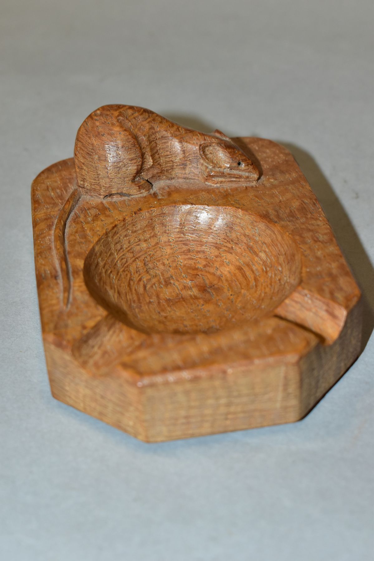 A ROBERT THOMPSON OF KILBURN MOUSEMAN OAK ASHTRAY, with signature carved mouse, length 10cm ( - Image 4 of 4