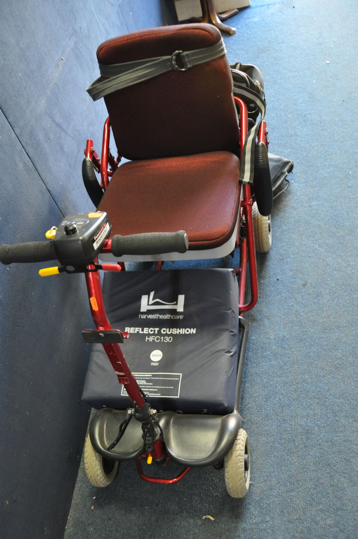 A PRO RIDER TE-FS4 FOLDING DISABILITY SCOOTER with charger and rain cover - Image 2 of 3