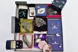 A TRAY OF ASSORTED JEWELLERY, to include a white metal marcasite and cultured pearl brooch/show
