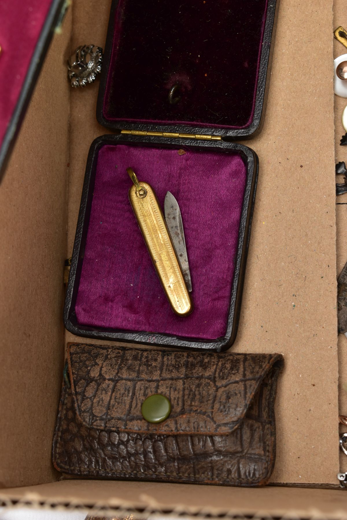 A BOX OF ASSORTED ITEMS, to include a gents 'Sekonda' wristwatch, hand wound movement, round - Image 6 of 6