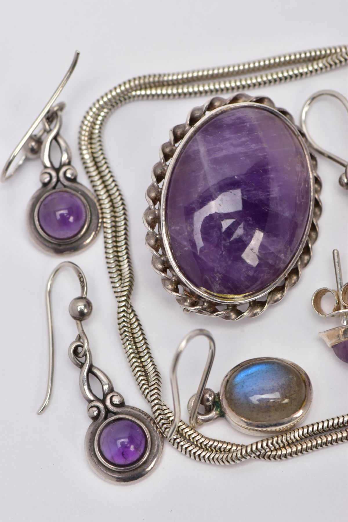 A BAG OF ASSORTED WHITE METAL JEWELLERY, to include a silver amethyst cabochon brooch hallmarked - Image 4 of 4