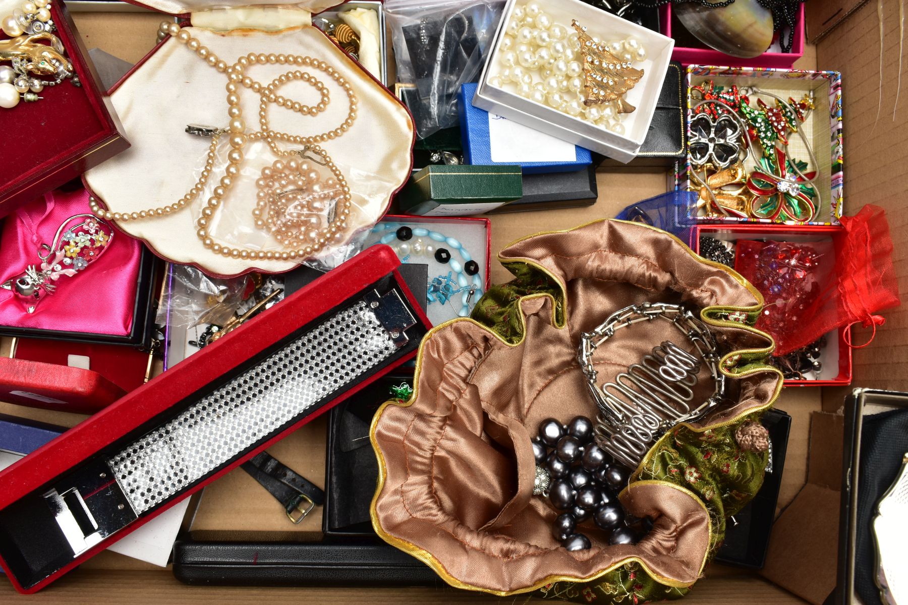 A BOX OF ASSORTED COSTUME JEWELLERY AND ITEMS, to include various brooches, costume necklaces, - Image 3 of 8