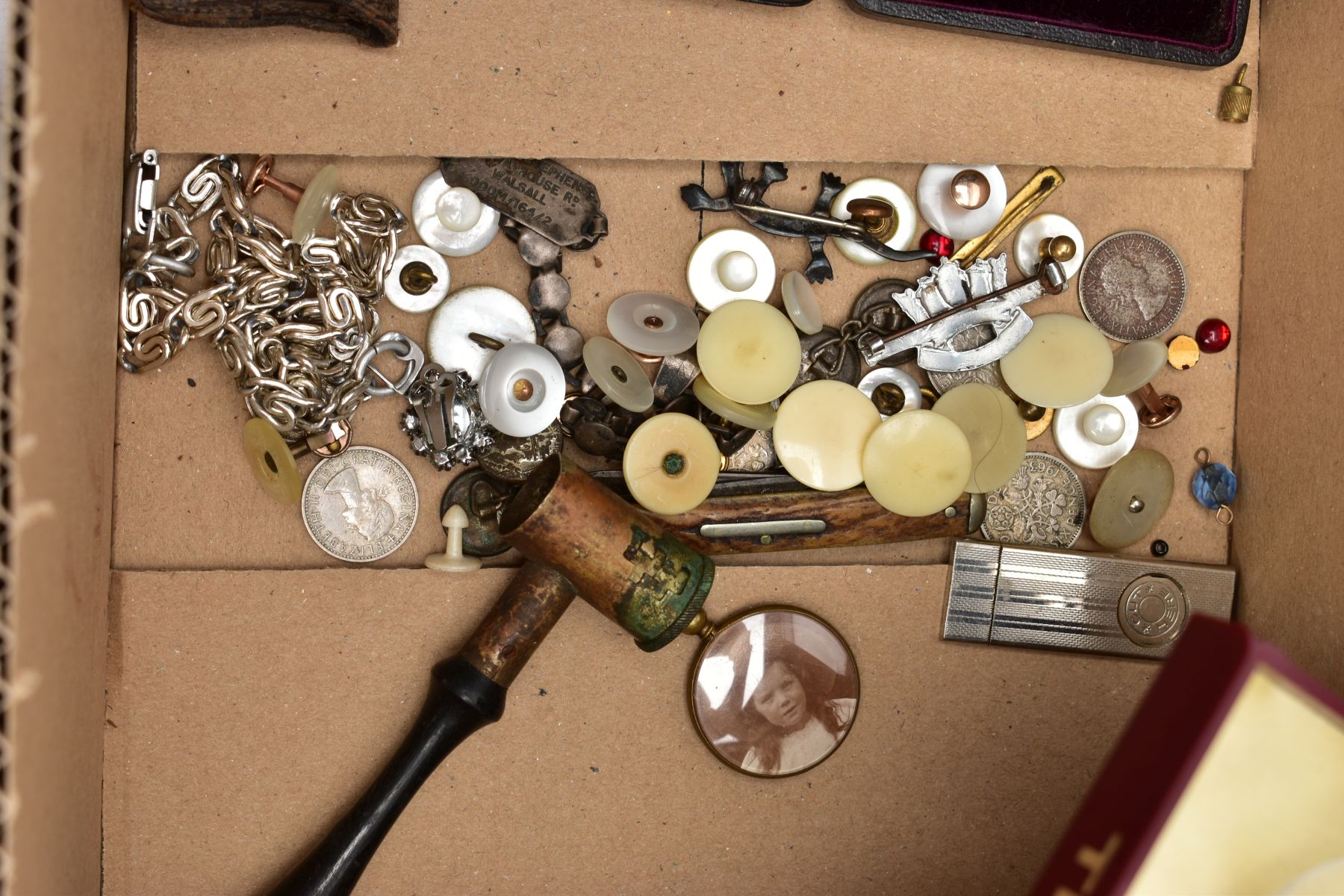 A BOX OF ASSORTED ITEMS, to include a gents 'Sekonda' wristwatch, hand wound movement, round - Image 5 of 6