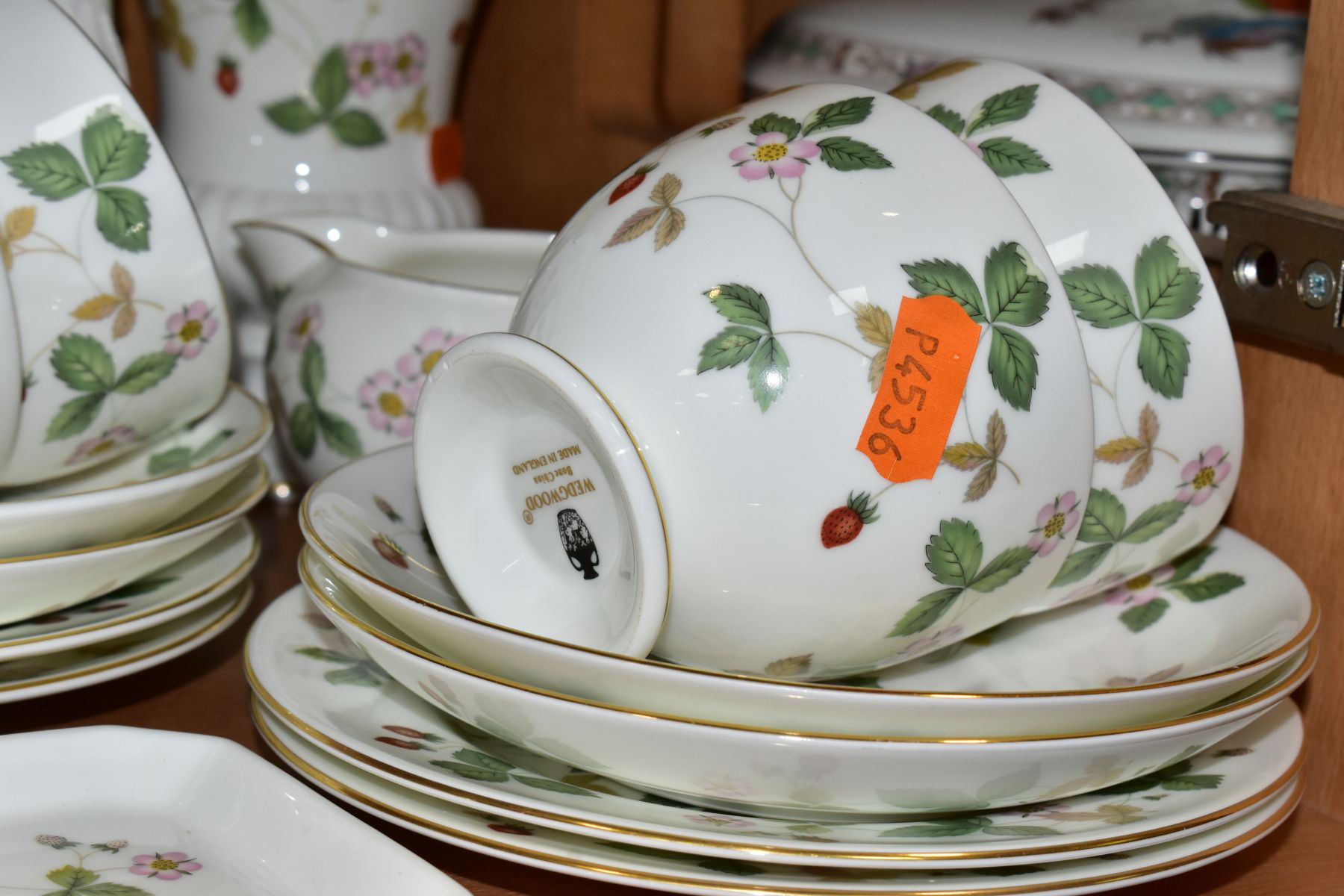 A WEDGWOOD WILD STRAWBERRY PATTERN TEA SET AND GIFT WARE, comprising eight cups, eight saucers, - Image 4 of 10