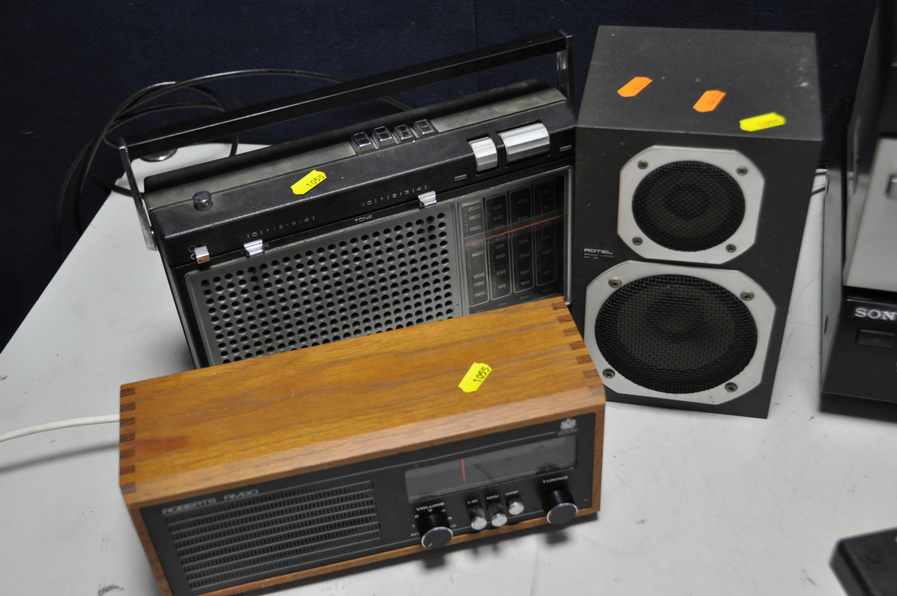 A COLLECTION OF VINTAGE AND MODERN HI FI EQUIPMENT comprising of a Technics SU 811 Amplifier, a - Image 2 of 4