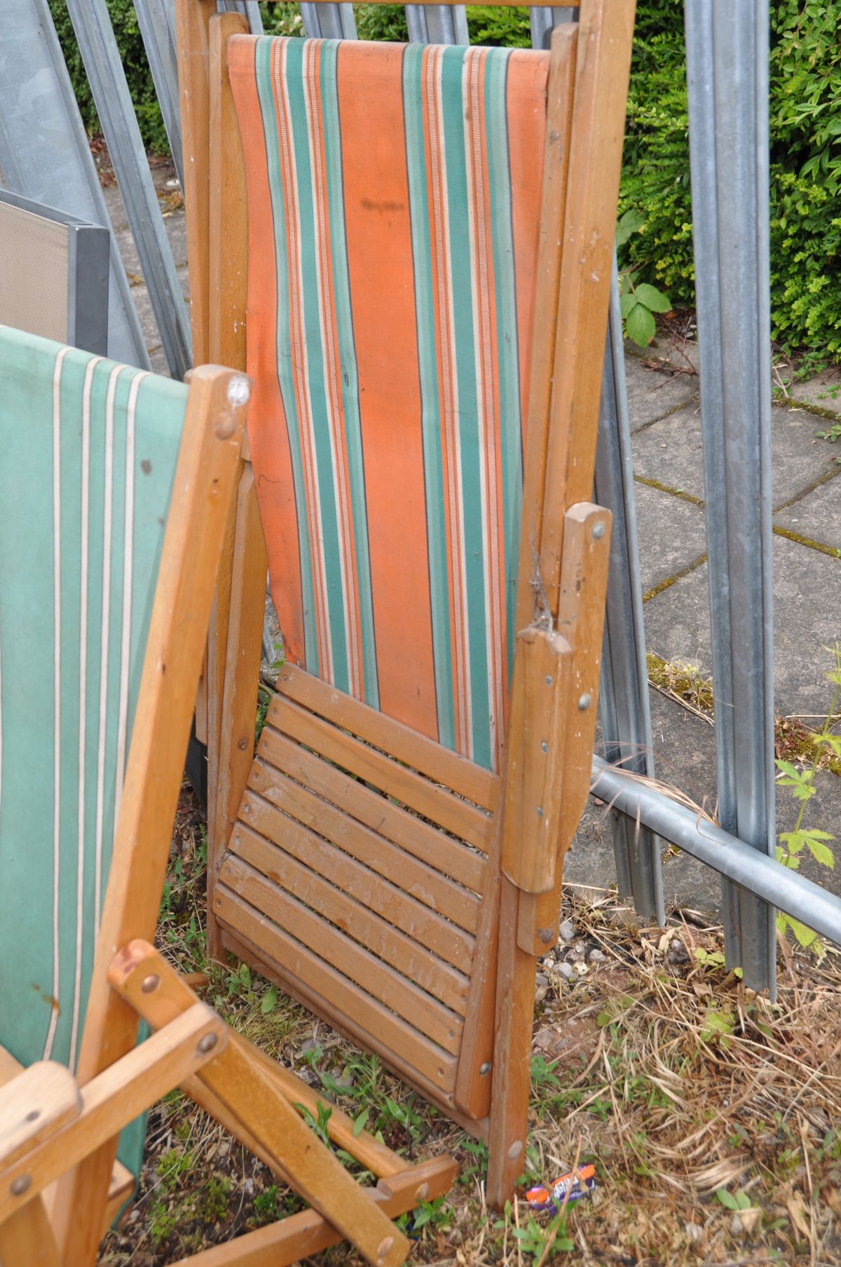 TWO MID 20TH CENTURY DECK CHAIRS with fabric backs and slatted seats width between arms 49cm (2) - Image 2 of 2