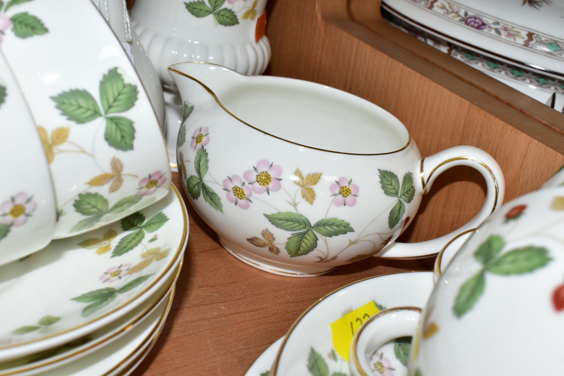 A WEDGWOOD WILD STRAWBERRY PATTERN TEA SET AND GIFT WARE, comprising eight cups, eight saucers, - Image 8 of 10