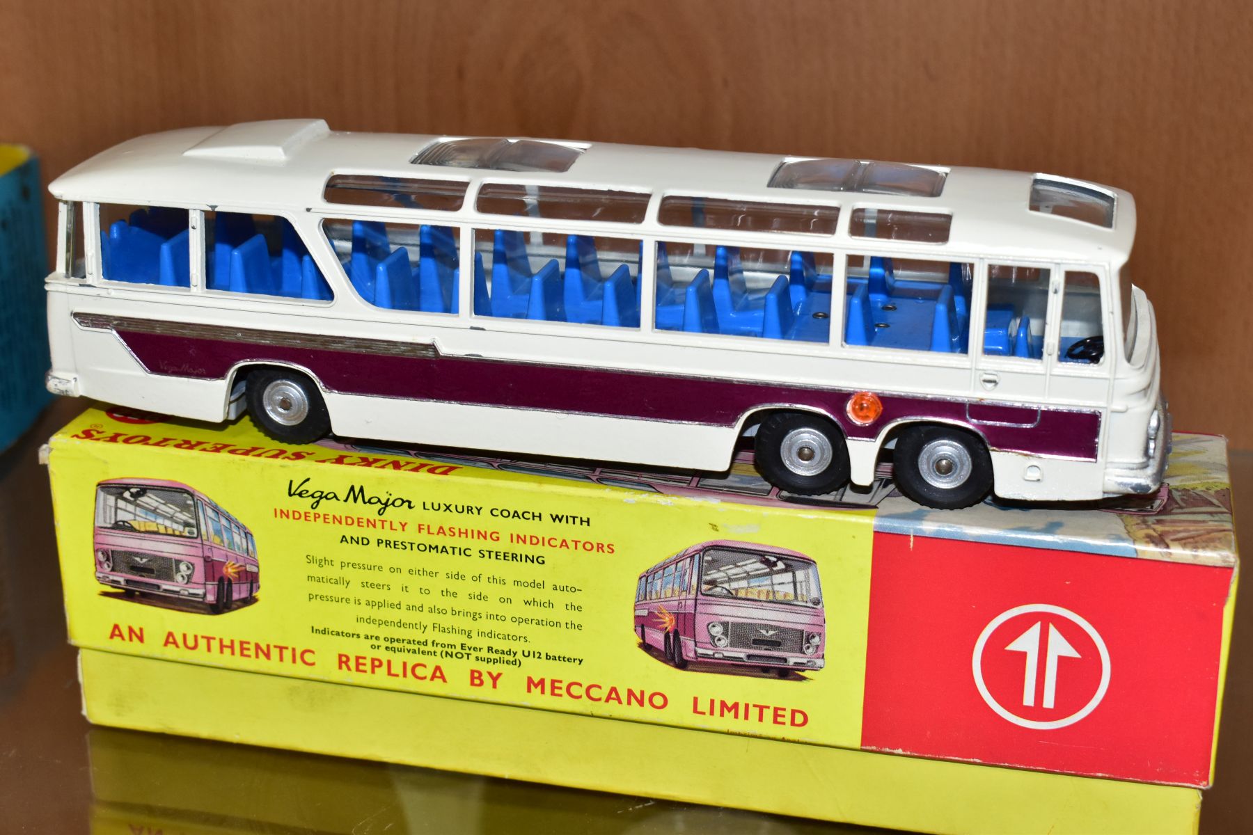 A BOXED DINKY SUPERTOYS BEDFORD VAN DUPLE VEGA MAJOR LUXURY COACH, No. 952, version with flashing - Image 3 of 7