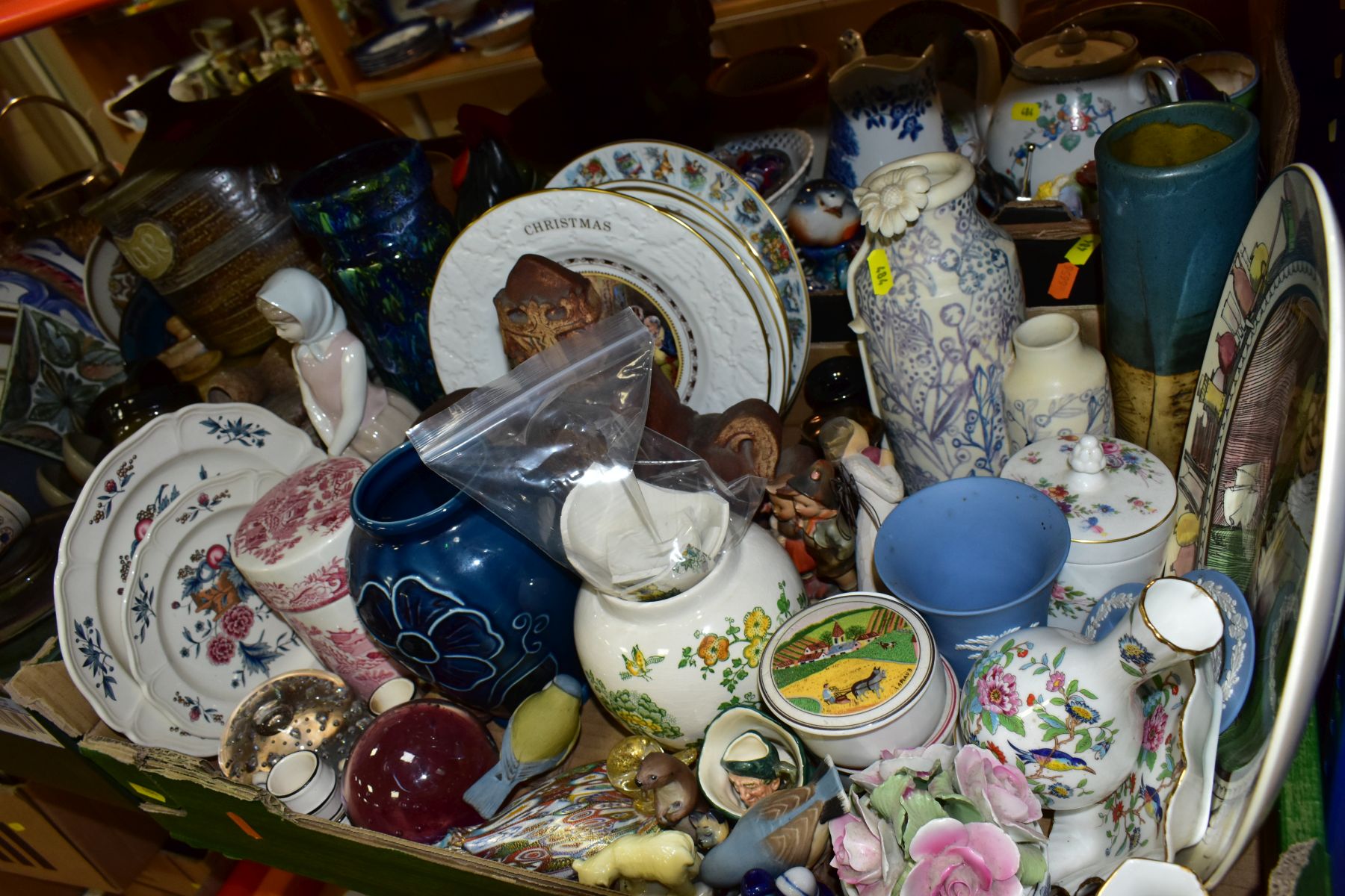 THREE BOXES AND LOOSE CERAMICS, ETC, to include two Villeroy & Boch trinket boxes with lids, Aynsley - Image 7 of 15