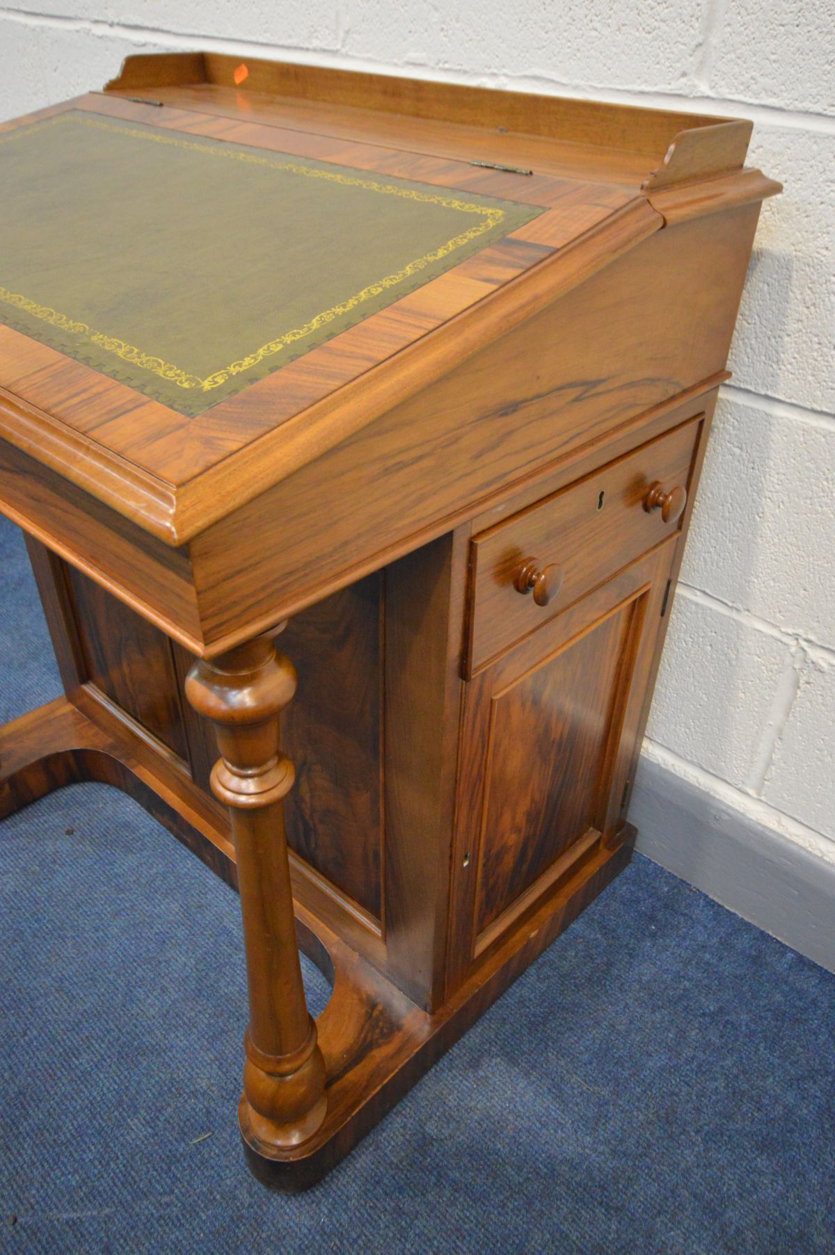 A REPRODUCTION WALNUT DAVENPORT, gallery top, green leather tooled inlaid lid, enclosing four - Image 3 of 5