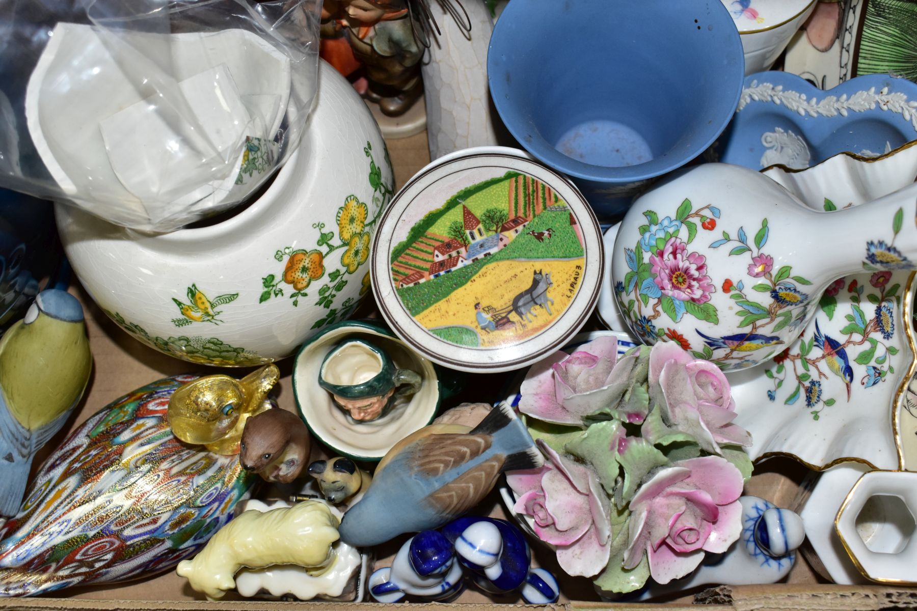 THREE BOXES AND LOOSE CERAMICS, ETC, to include two Villeroy & Boch trinket boxes with lids, Aynsley - Image 9 of 15
