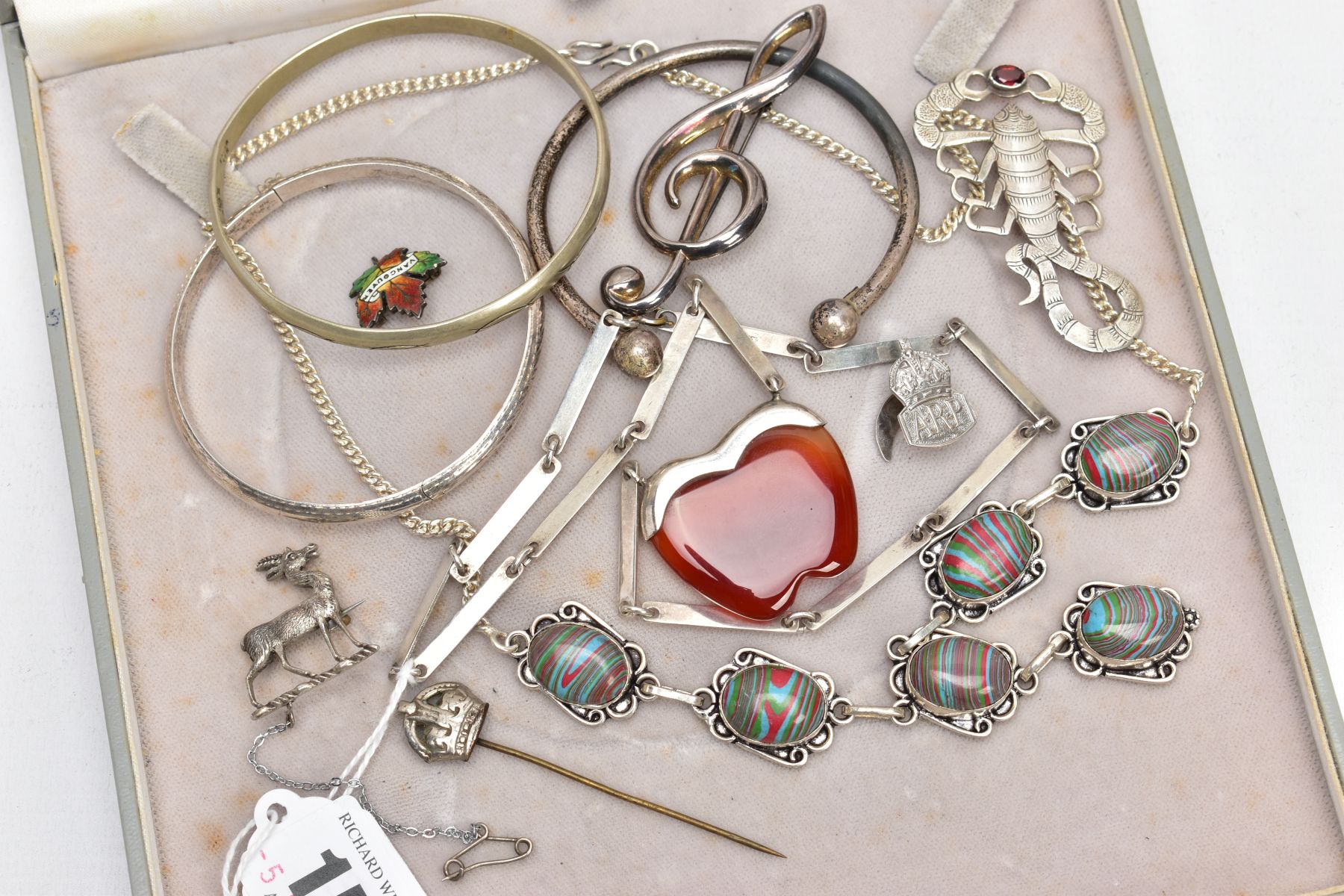 A SELECTION OF SILVER AND WHITE METAL JEWELLERY, to include a silver 'ARP' button badge,