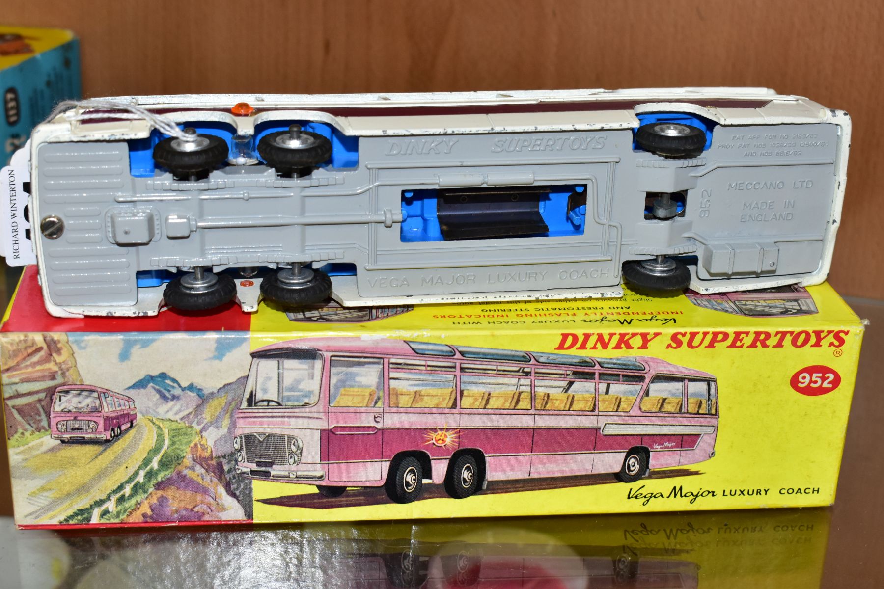 A BOXED DINKY SUPERTOYS BEDFORD VAN DUPLE VEGA MAJOR LUXURY COACH, No. 952, version with flashing - Image 6 of 7