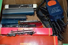 A QUANTITY OF BOXED AND UNBOXED 00 GAUGE MODEL RAILWAY ITEMS, boxed Hornby Railways Hall class