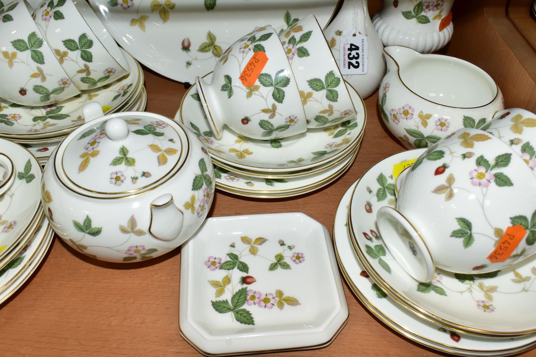 A WEDGWOOD WILD STRAWBERRY PATTERN TEA SET AND GIFT WARE, comprising eight cups, eight saucers, - Image 9 of 10