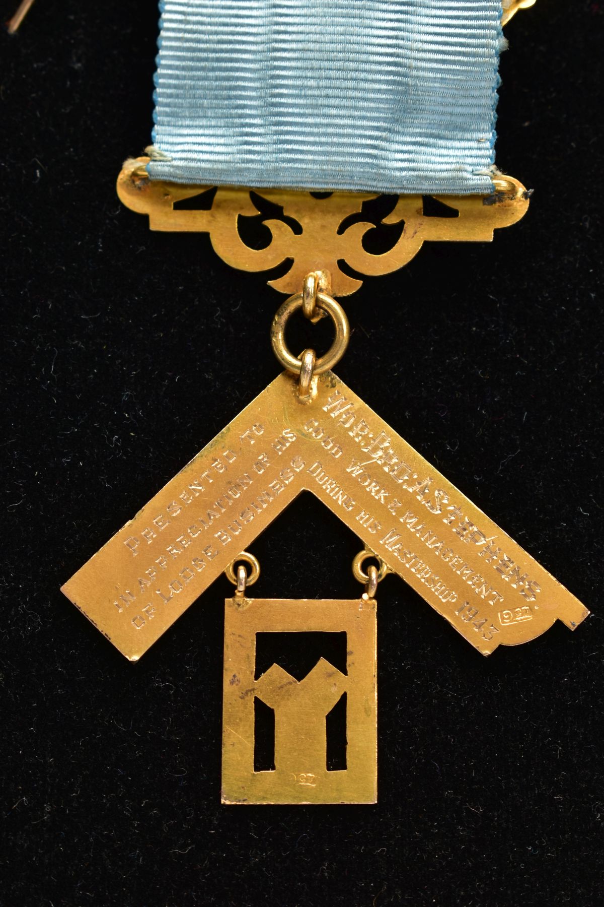 A CASED YELLOW METAL MASONIC MEDAL, engraved to the front 'St. Annes No.970', to the reverse ' - Image 3 of 4