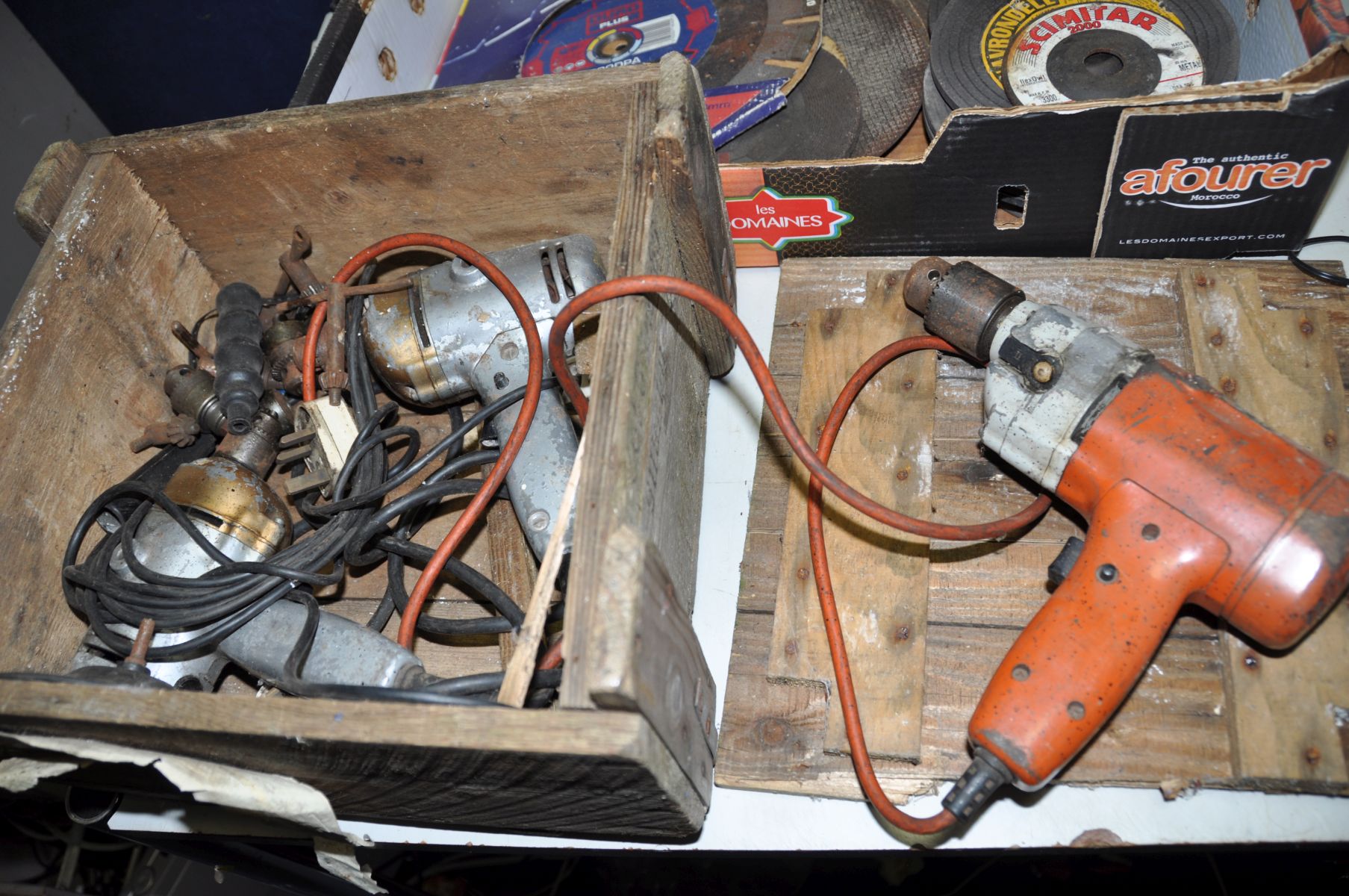 A CASED BOSCH GBH 1-18 RE PROFESSIONAL SDS DRILL (not working), four vintage Black and Decker drills - Image 2 of 4