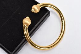 A MODERN 18CT GOLD HINGED TORQUE BANGLE. A plain polished bangle section which has a hinge to the