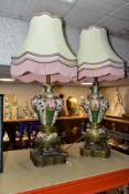 A PAIR OF ITALIAN CERAMIC TABLE LAMPS, possibly by Capodimonte, mounted onto gilt metal bases, the