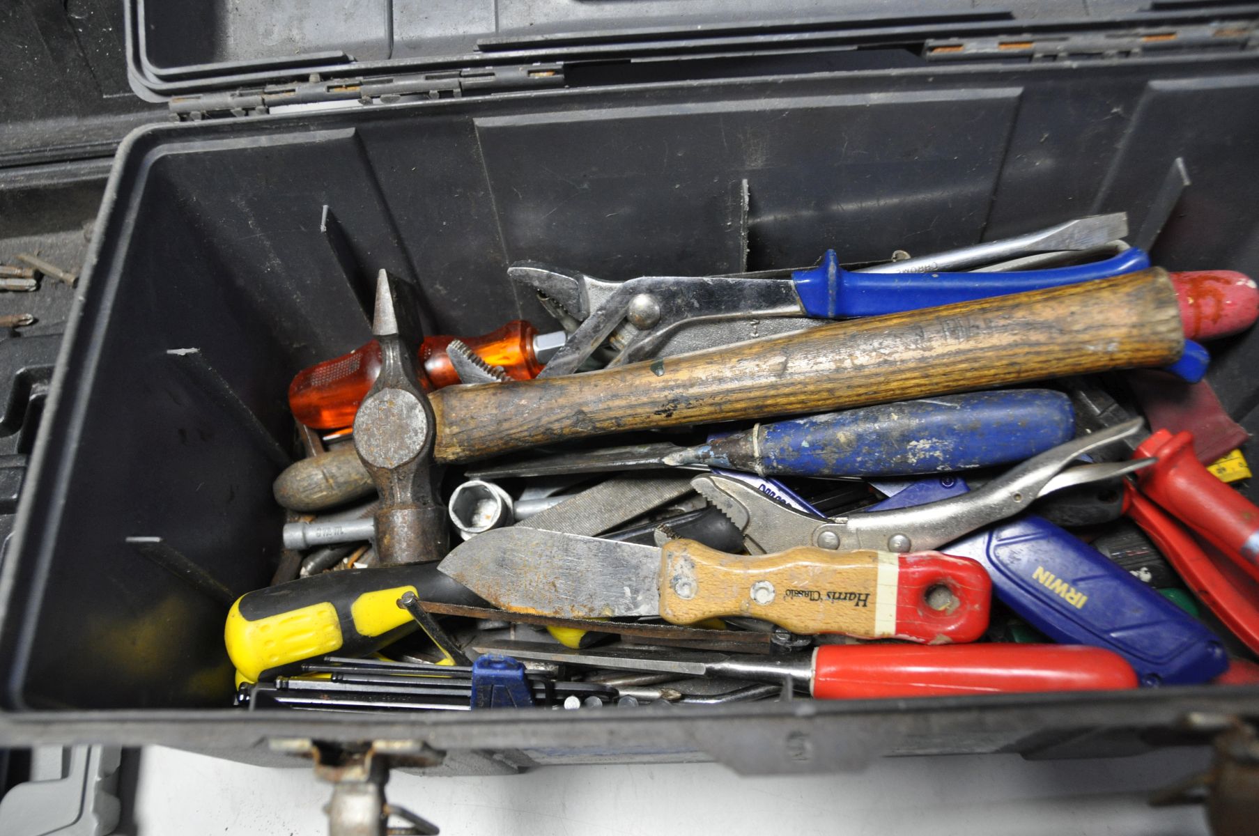 A PLASTIC TOOLBOX CONTAINING HANDTOOLS including Stanley and other screwdrivers, mole grips, long - Image 3 of 4