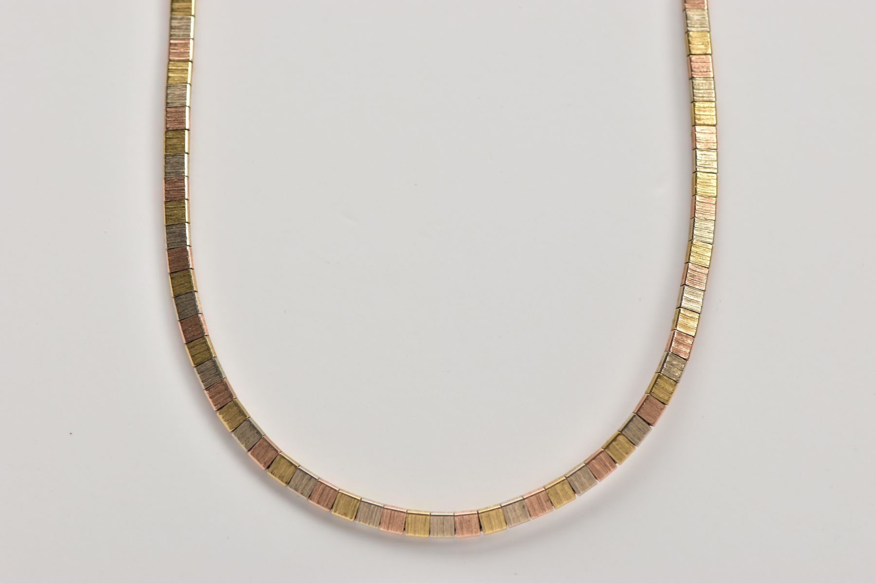 A 9CT TRI-COLOURED GOLD CHAIN, yellow, white and rose gold square articulated links, fitted with - Image 3 of 3