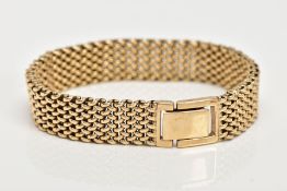 A 9CT GOLD HEAVY MESH BRACELET, approximate width 12.7mm, fitted with a fold over clasp,