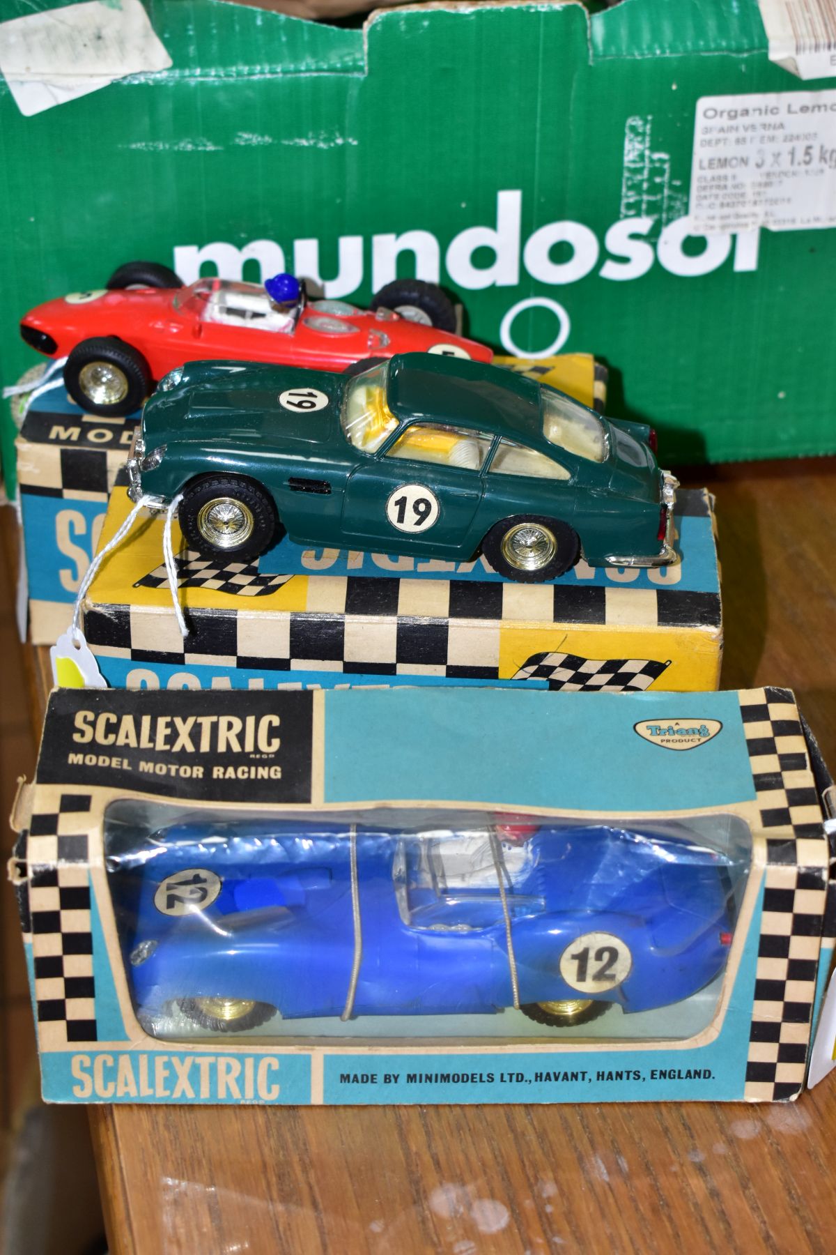 A QUANTITY OF VINTAGE SCALEXTRIC ITEMS, to include three boxed cars, Lister Jaguar, No C56, in - Image 5 of 8