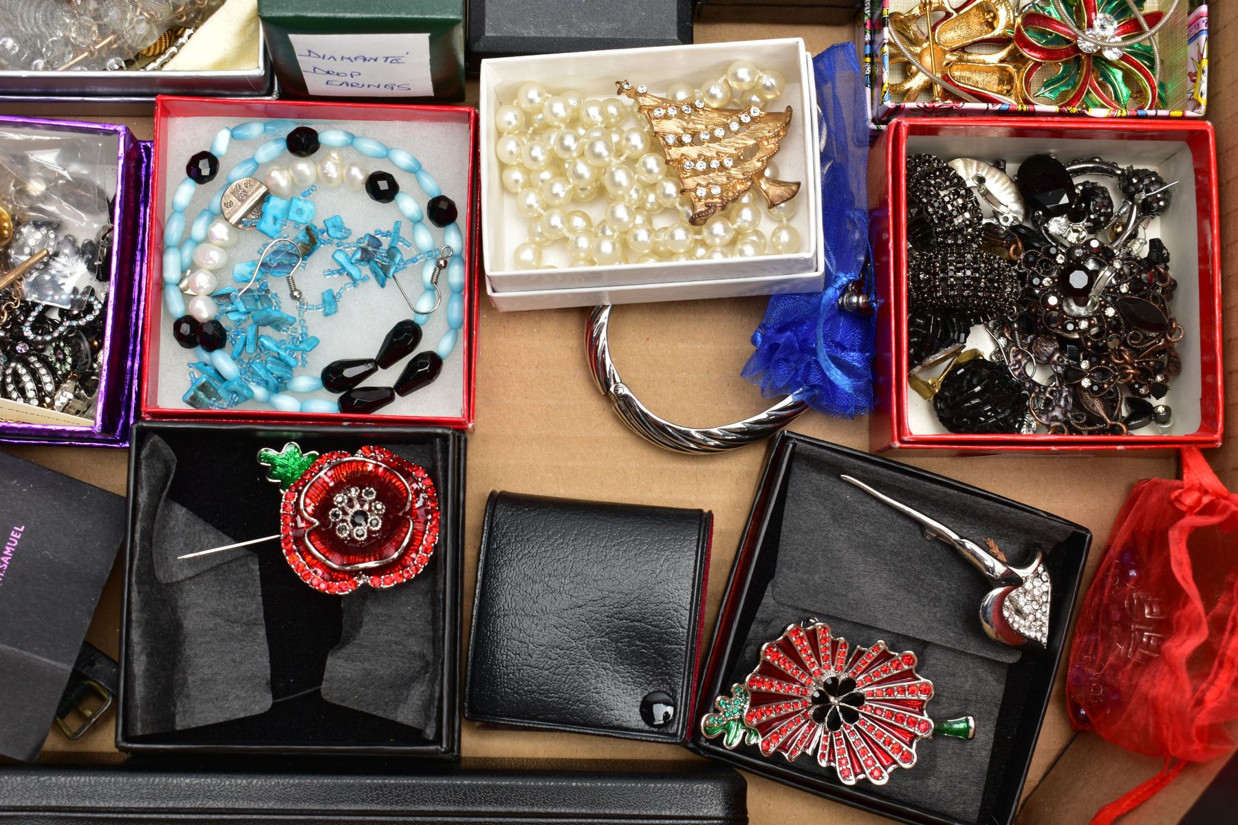 A BOX OF ASSORTED COSTUME JEWELLERY AND ITEMS, to include various brooches, costume necklaces, - Image 7 of 8