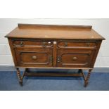 AN EARLY 20TH CENTURY OAK SIDEBOARD, two drawers above two cupboard doors, barley twist front