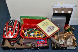 A QUANTITY OF ASSORTED TOYS, GAMES AND MISCELLANEOUS ITEMS, to include tub of K'Nex building blocks,