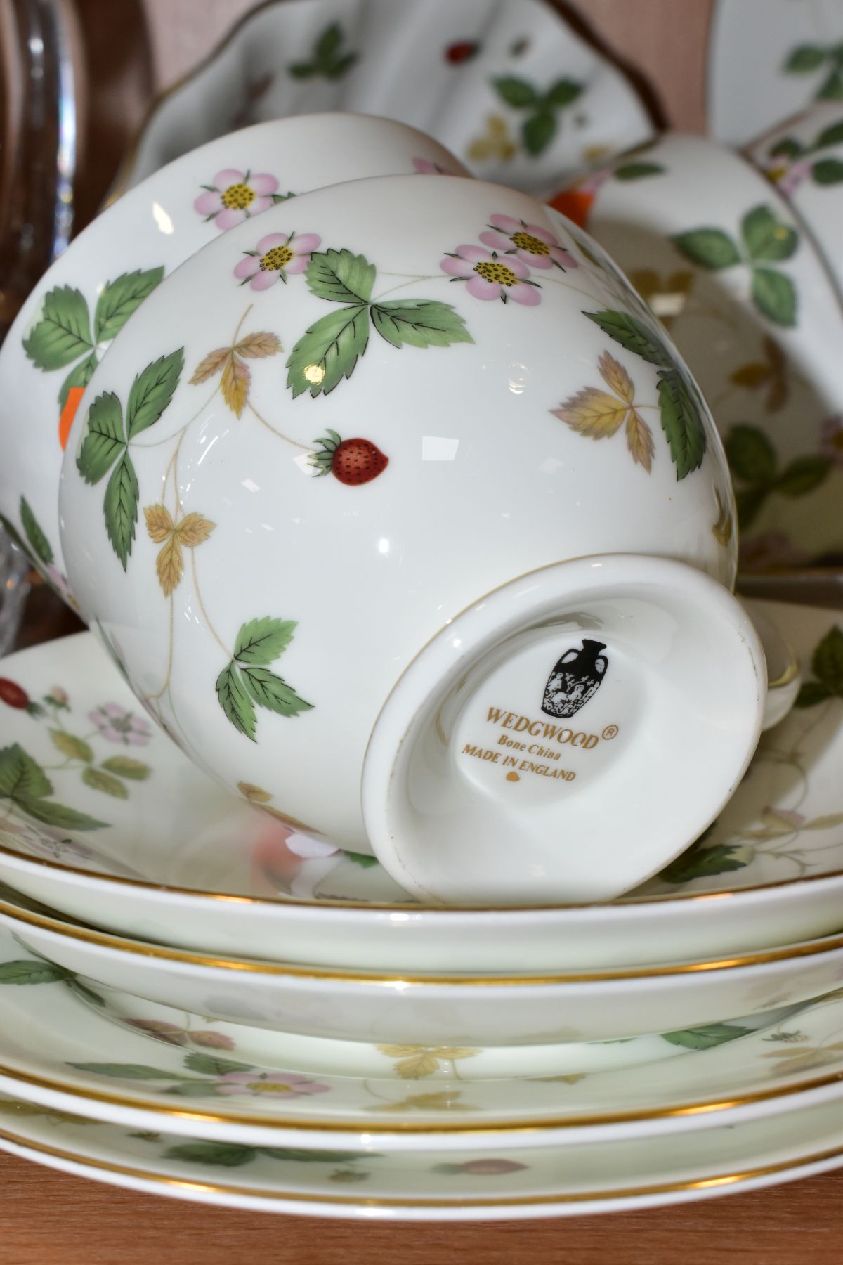 A WEDGWOOD WILD STRAWBERRY PATTERN TEA SET AND GIFT WARE, comprising eight cups, eight saucers, - Image 3 of 10