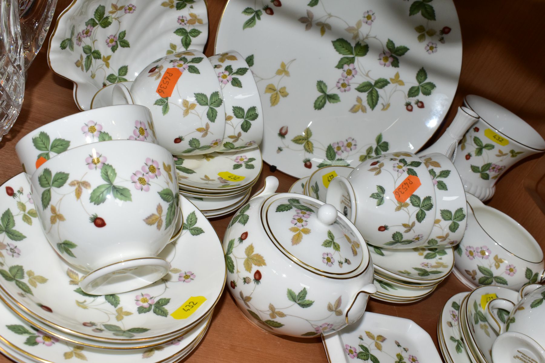 A WEDGWOOD WILD STRAWBERRY PATTERN TEA SET AND GIFT WARE, comprising eight cups, eight saucers, - Image 10 of 10