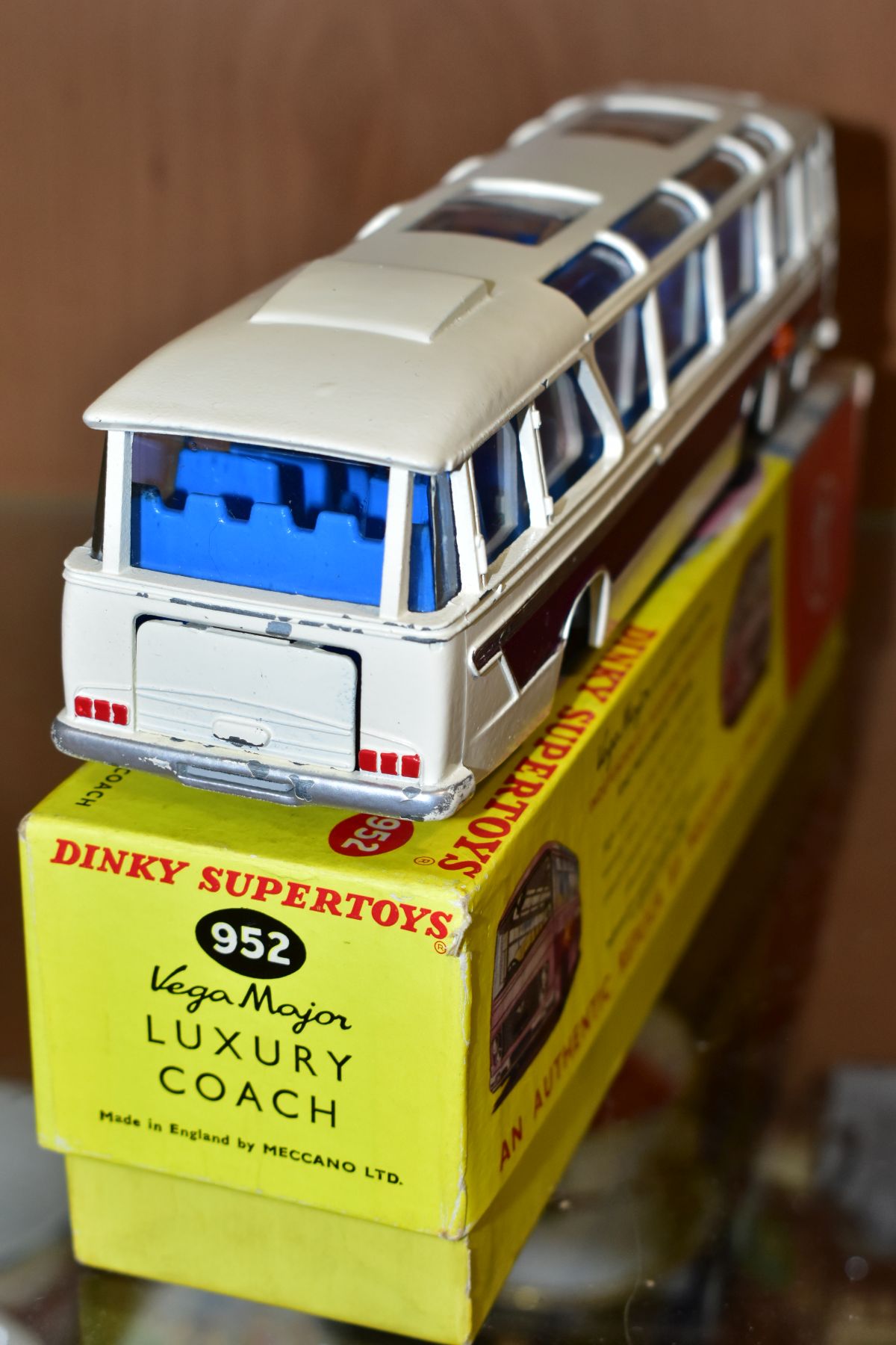 A BOXED DINKY SUPERTOYS BEDFORD VAN DUPLE VEGA MAJOR LUXURY COACH, No. 952, version with flashing - Image 4 of 7