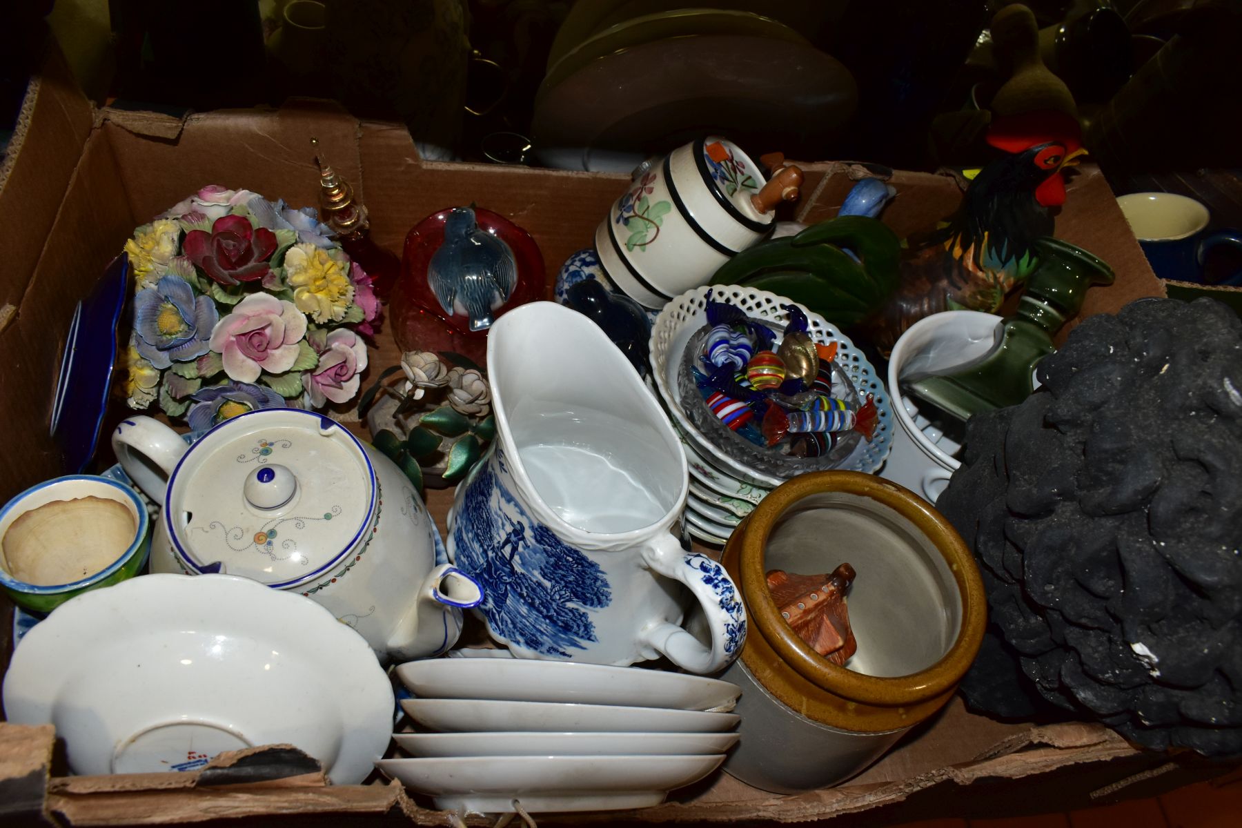 THREE BOXES AND LOOSE CERAMICS, ETC, to include two Villeroy & Boch trinket boxes with lids, Aynsley - Image 11 of 15