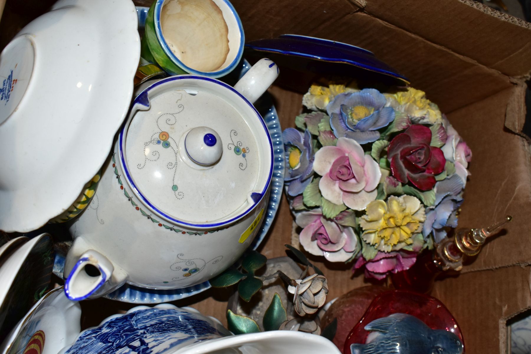 THREE BOXES AND LOOSE CERAMICS, ETC, to include two Villeroy & Boch trinket boxes with lids, Aynsley - Image 12 of 15