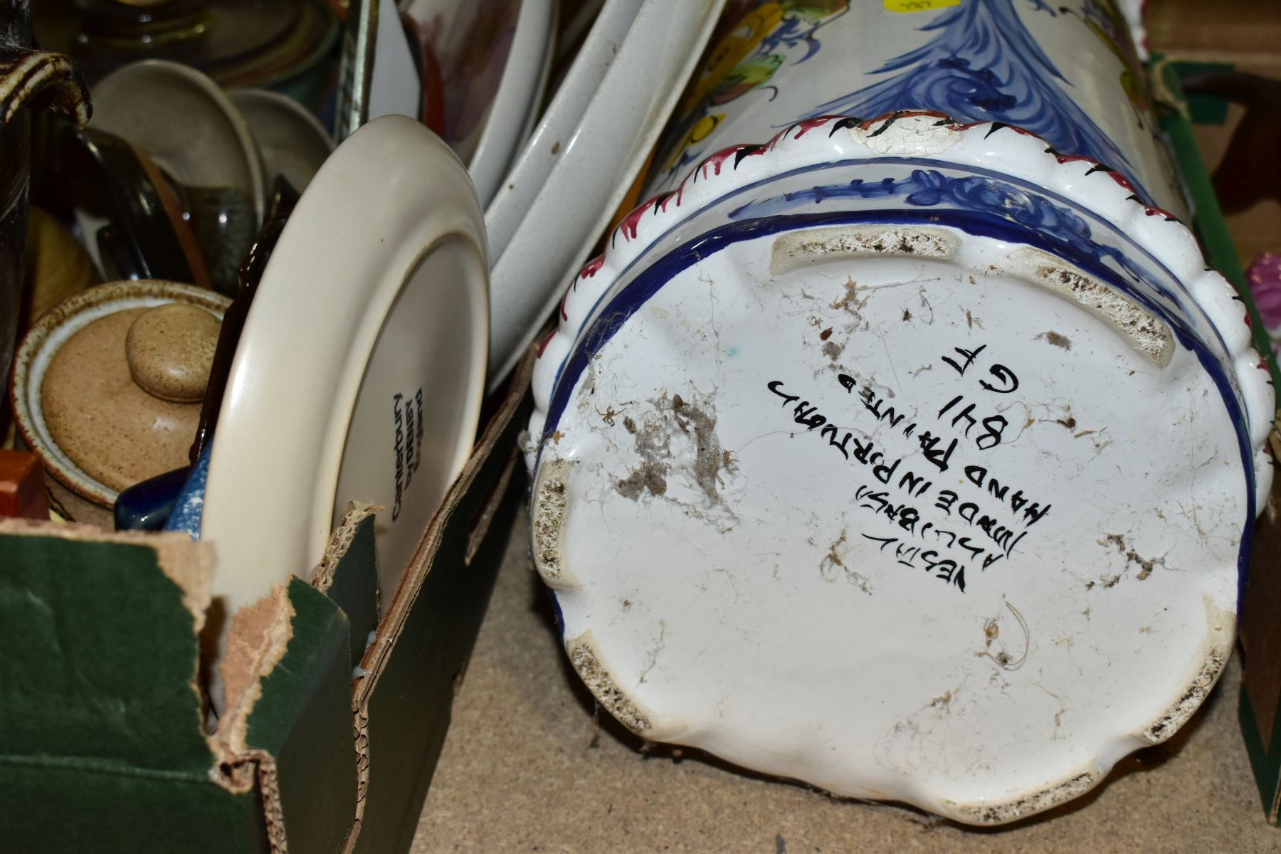 THREE BOXES AND LOOSE CERAMICS, ETC, to include two Villeroy & Boch trinket boxes with lids, Aynsley - Image 10 of 15